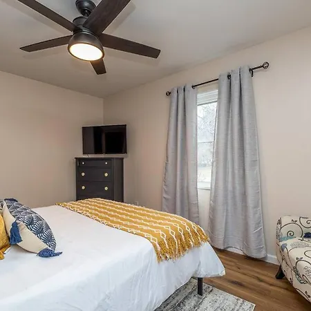 Close To Airport* Pets*Fenced Yard*A/C & Fast Wifi
